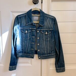Women’s Levi’s Denim Jacket in medium blue wash, size S